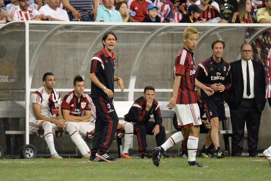 Cambio di maglie nella ripresa. Sullo sfondo il neo tecnico rossonero Pippo Inzaghi. LAPresse